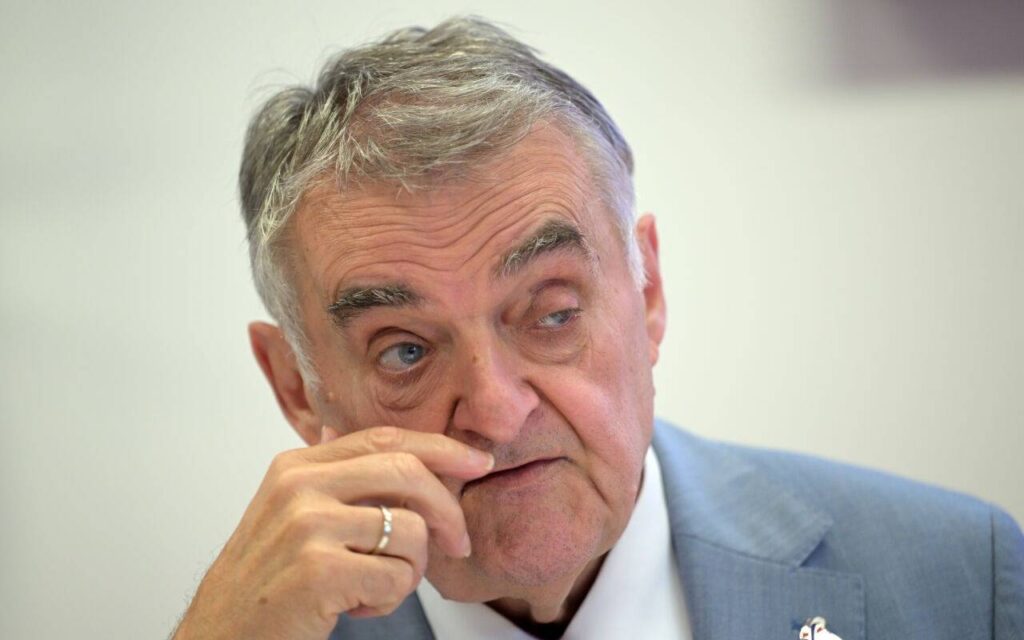 was hat reul am auge